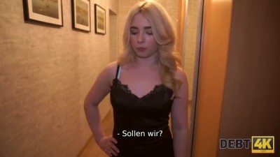 Friseur mit Schulden aufs Sofa gepoppt