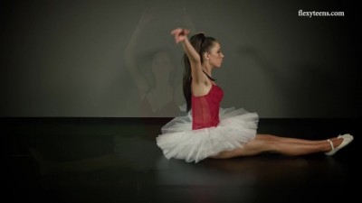 Unbelievable Tight Ass & Pussy Action - Crazy Flexibility Unleashed!