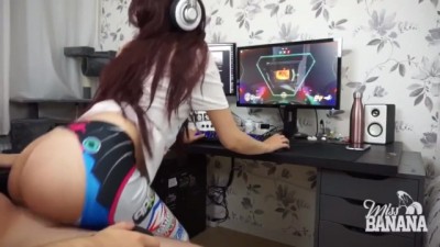 gamer girl gets fucked by her boyfriend while playing