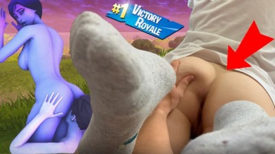 Teaching My Step Sister Playing FORTNITE During Coronavirus #Stayhome