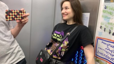 лучший друг уговорил отсосать ему dominatrix squirt в подъезде