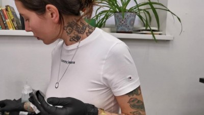 En tatovør uden hot granny pictures undertøj! Betalt med se!for en tatovering!