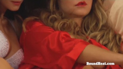 Teenage Lesbian Submissive Gets Off Her Mistress To Climax (+18)