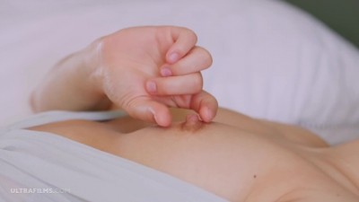 Beautiful Babe Ellie Teases and Pleases Herself On Camera